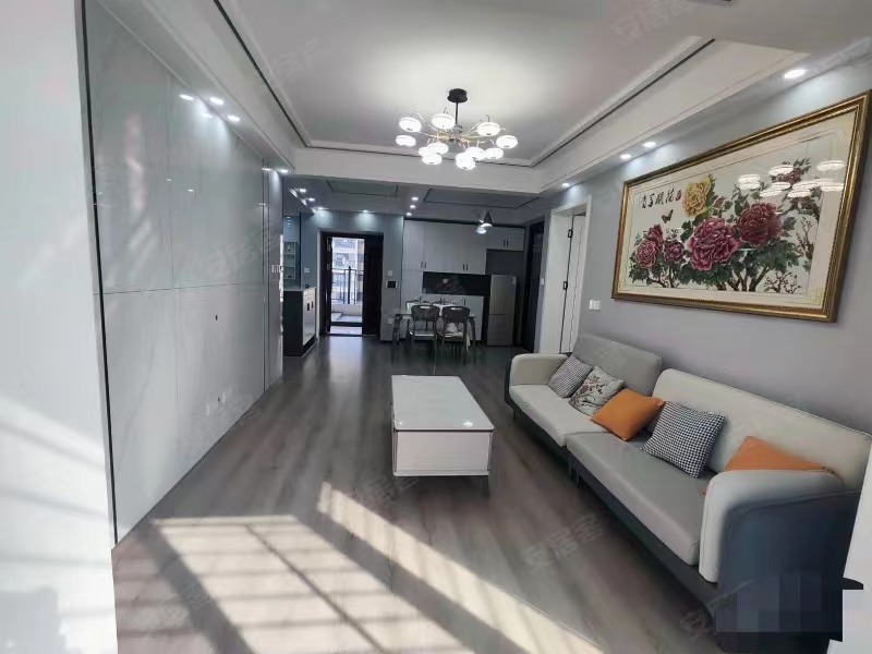 255，商城 老三中旁，三合鑫城，99成新，精装三房，单价5500，带大露台 电梯好楼层15楼