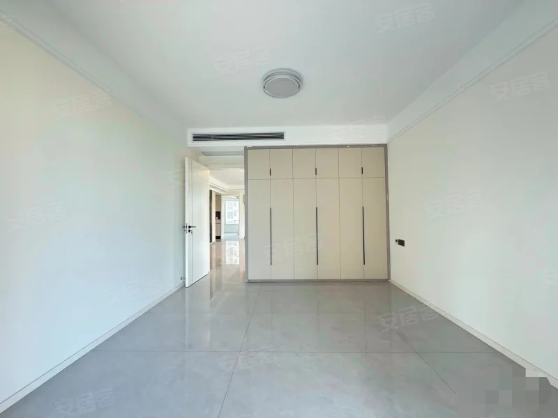 城南，大平层，蓝天白云，精装三房两厅两卫，全新装修，看湖景！带车位！