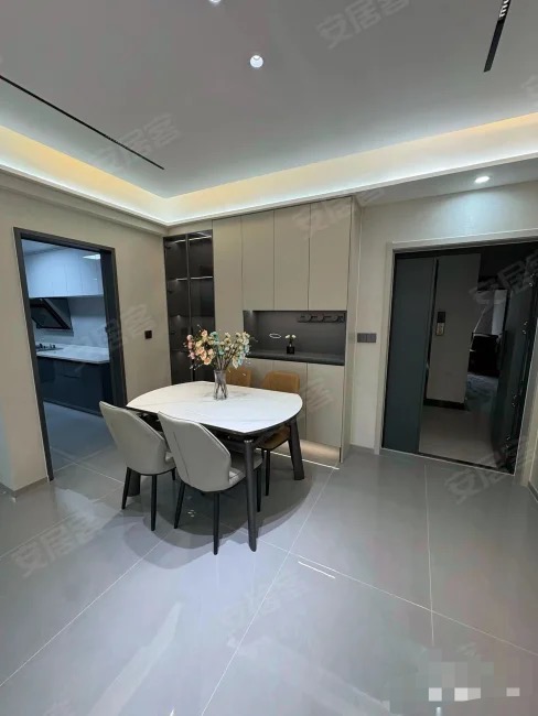 急售，城西，锦绣江山，中间好楼层，全新装修，证满二