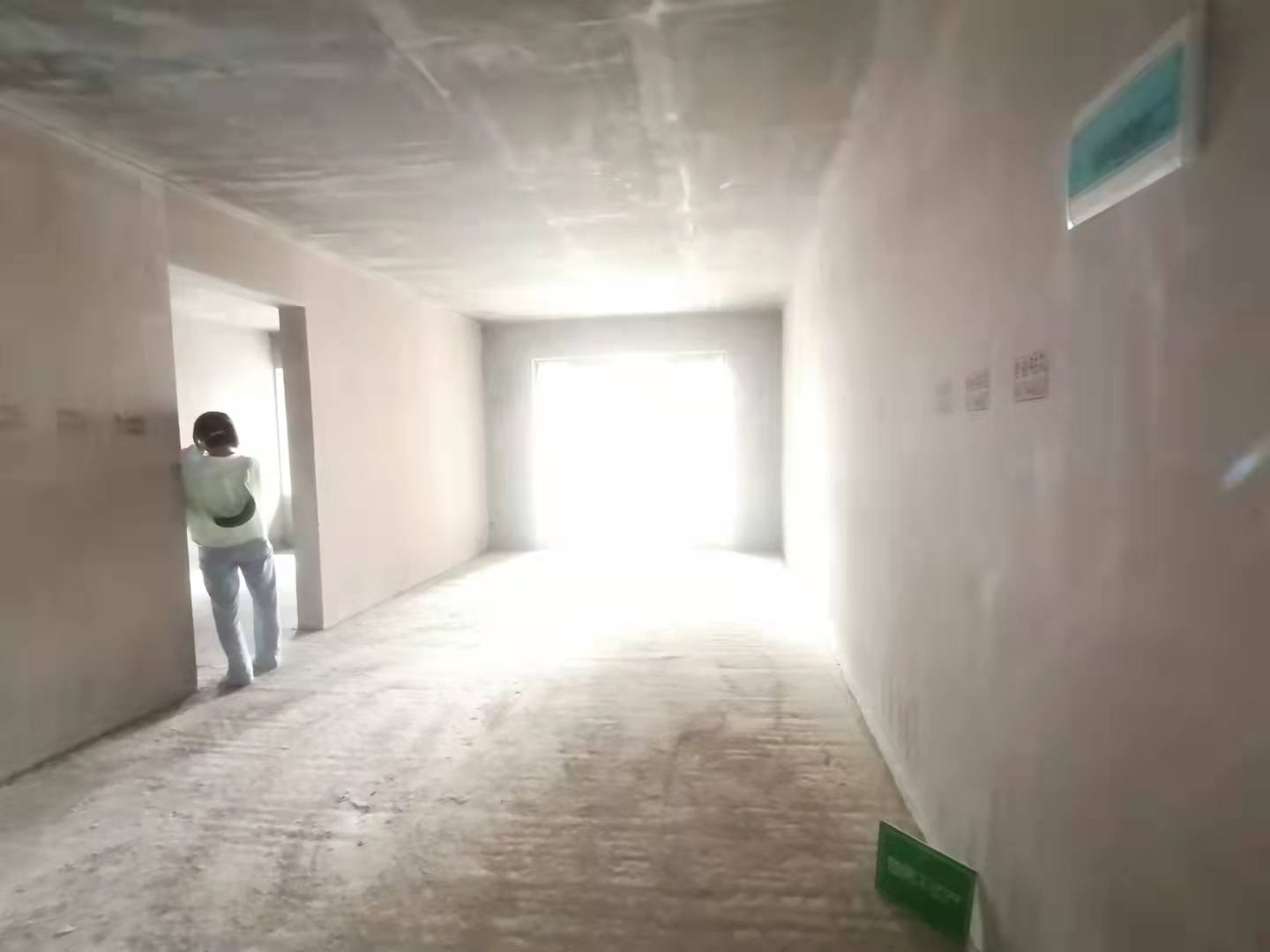 御湖世家毛坯中间楼层带车位采光好旁边沔小幼儿园