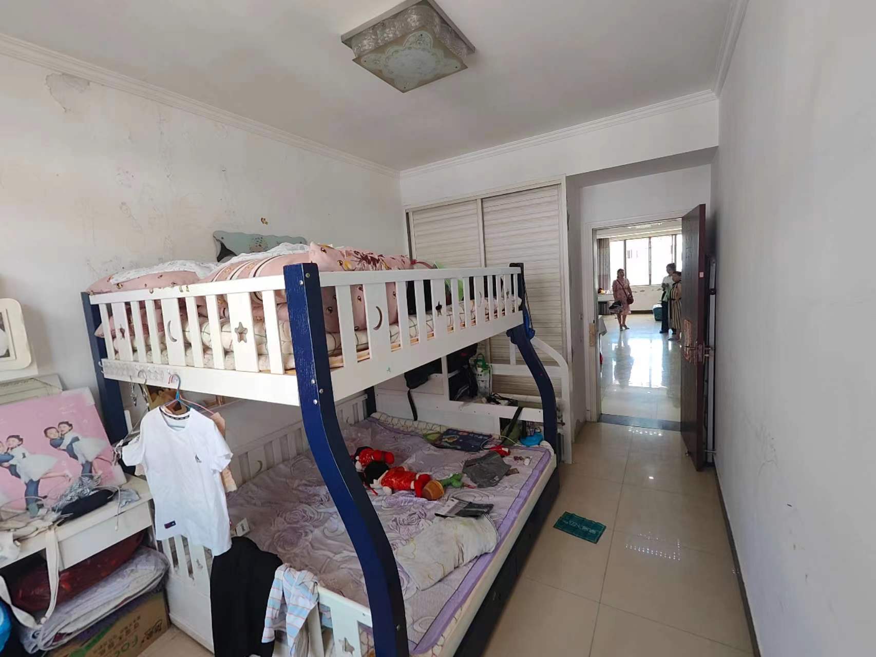 宏达小区优质精装大三房来啦，上仙桃醉好的晓学，实验二晓，楼下就是农贸市场买菜极其方便，车站也近的吓人