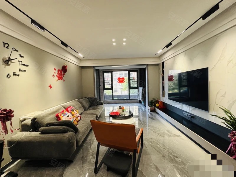 吾悦旁，蓝天新城，送200平大露台❗️送车位 ​，精装三房两卫，全屋品牌家具家电 ，成色9.9新，全屋暖气片， 证满二