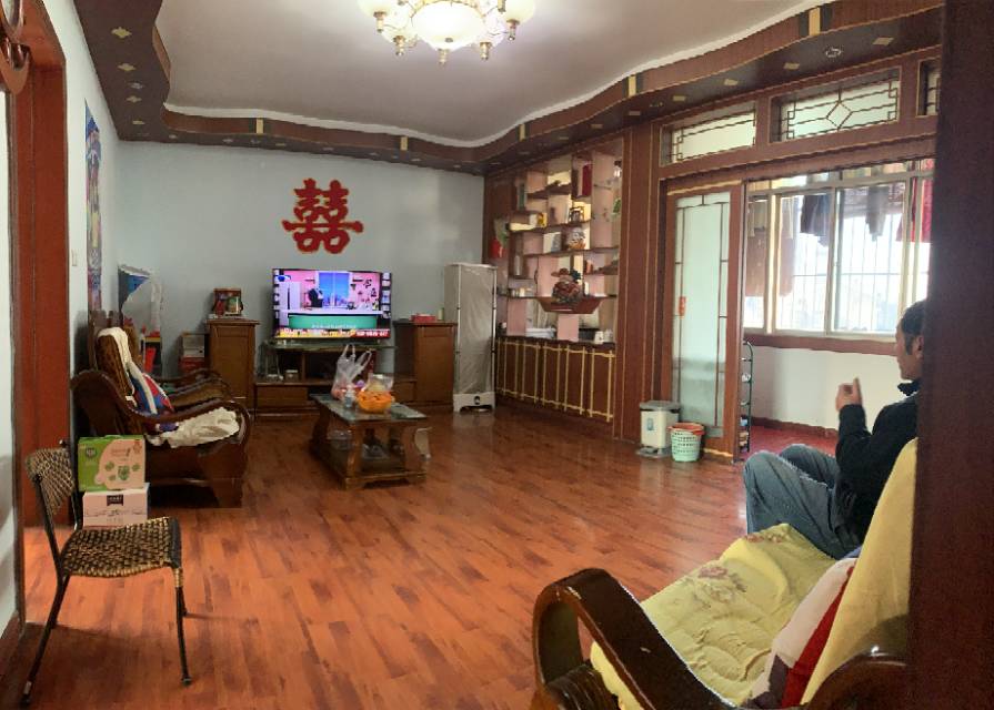 客运站对面,国有土地证，三证齐全五层半门面房出,