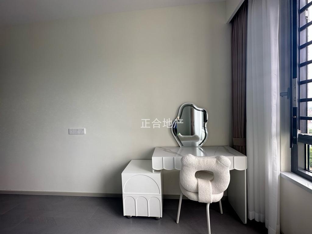 城西，业主怒亏近30万，精装三房两卫，电梯15楼，9.9成新，纯边户，仙桃二小，证件满二