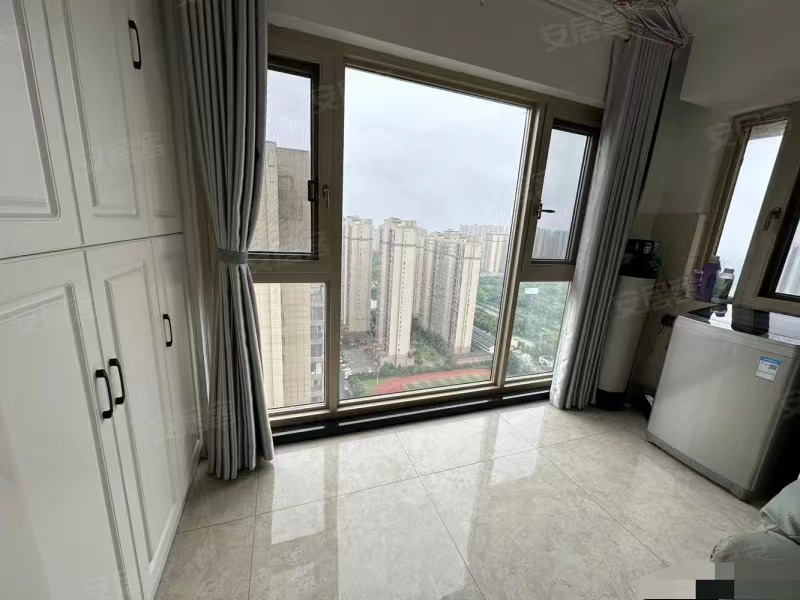 急售，元泰未来城B区，精装三房，​全屋地暖，单价6千多，下楼就是三中