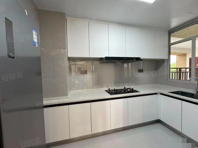 城南，​吾悦旁，沔阳天泽园，精装三房二卫，电梯五楼。证满二，全新装修，三开间朝南，家电齐全