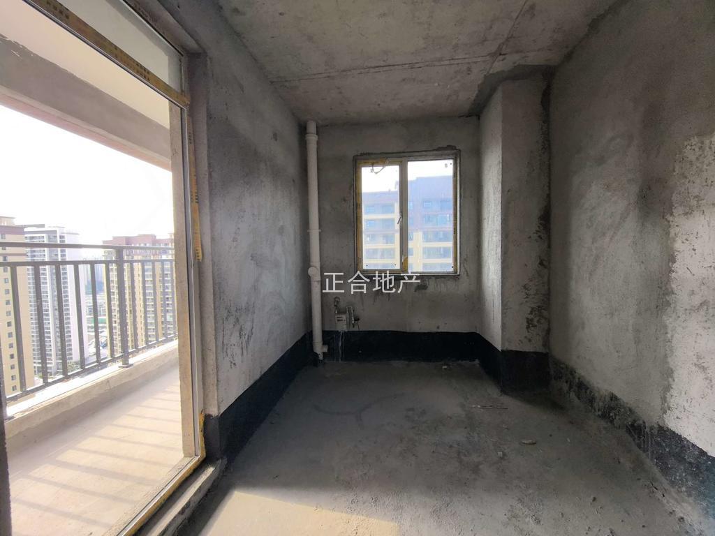 新城名都，边户大三房136平，中高楼层，送车位