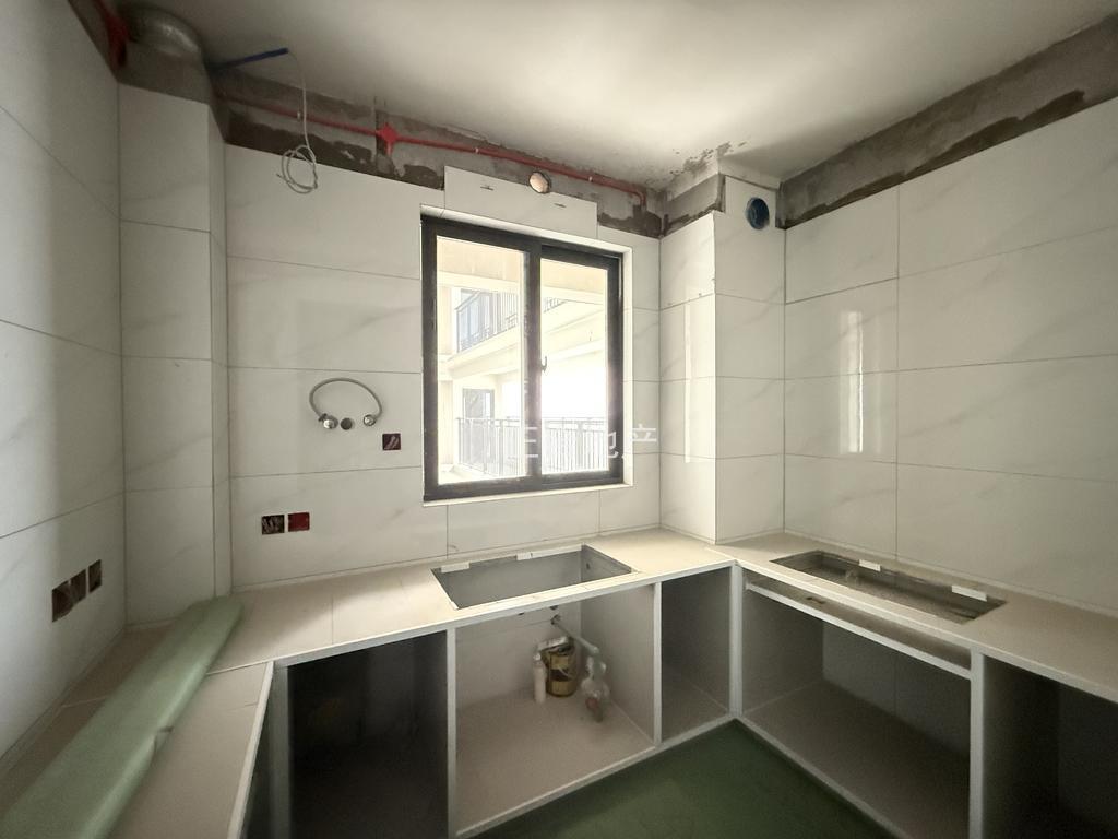 亏本急售，城南，吾悦现房，阳台封好了，水电装了，送车位，电梯好楼层