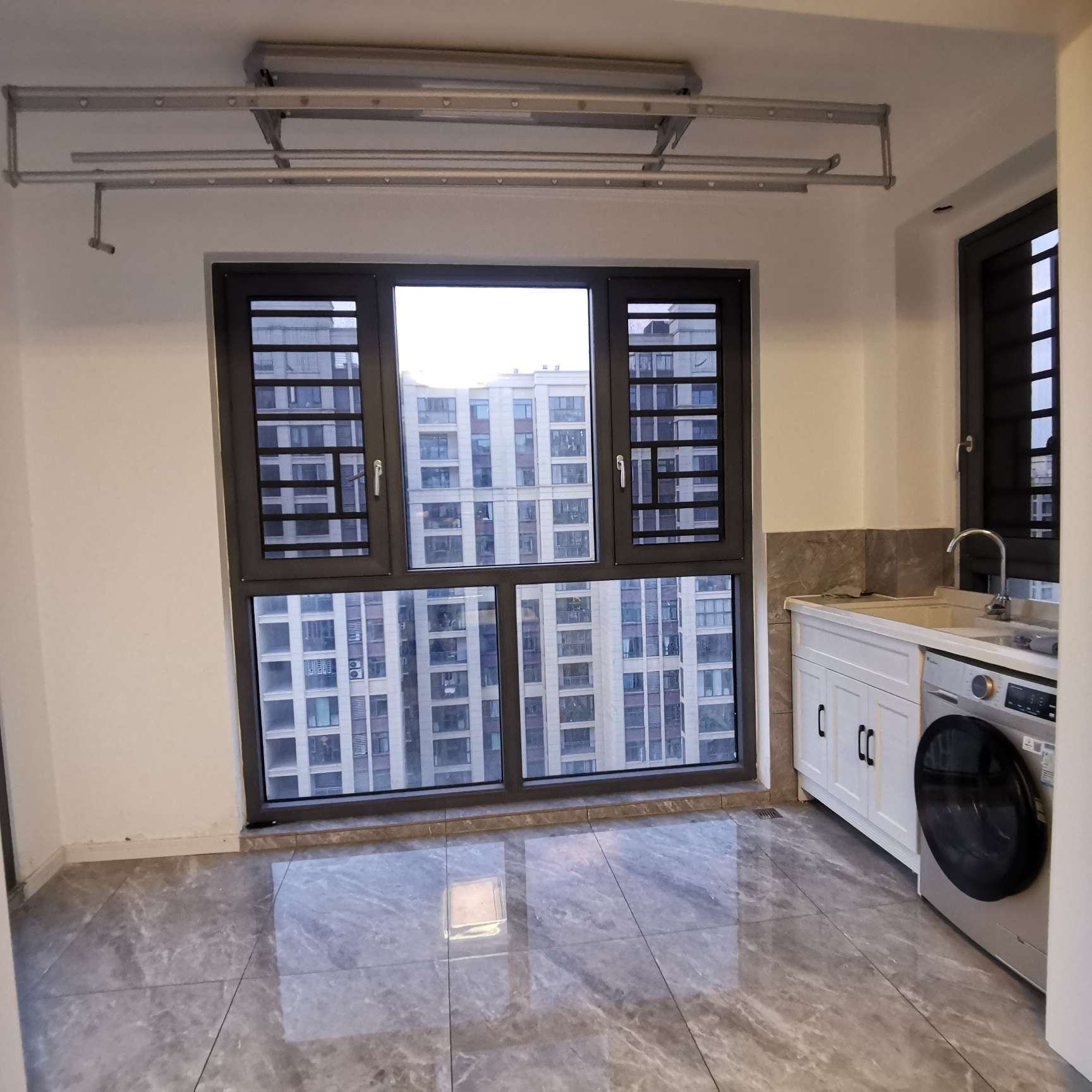 蓝天新城3室2厅2卫新装修保养完好家具家电全配优价出售