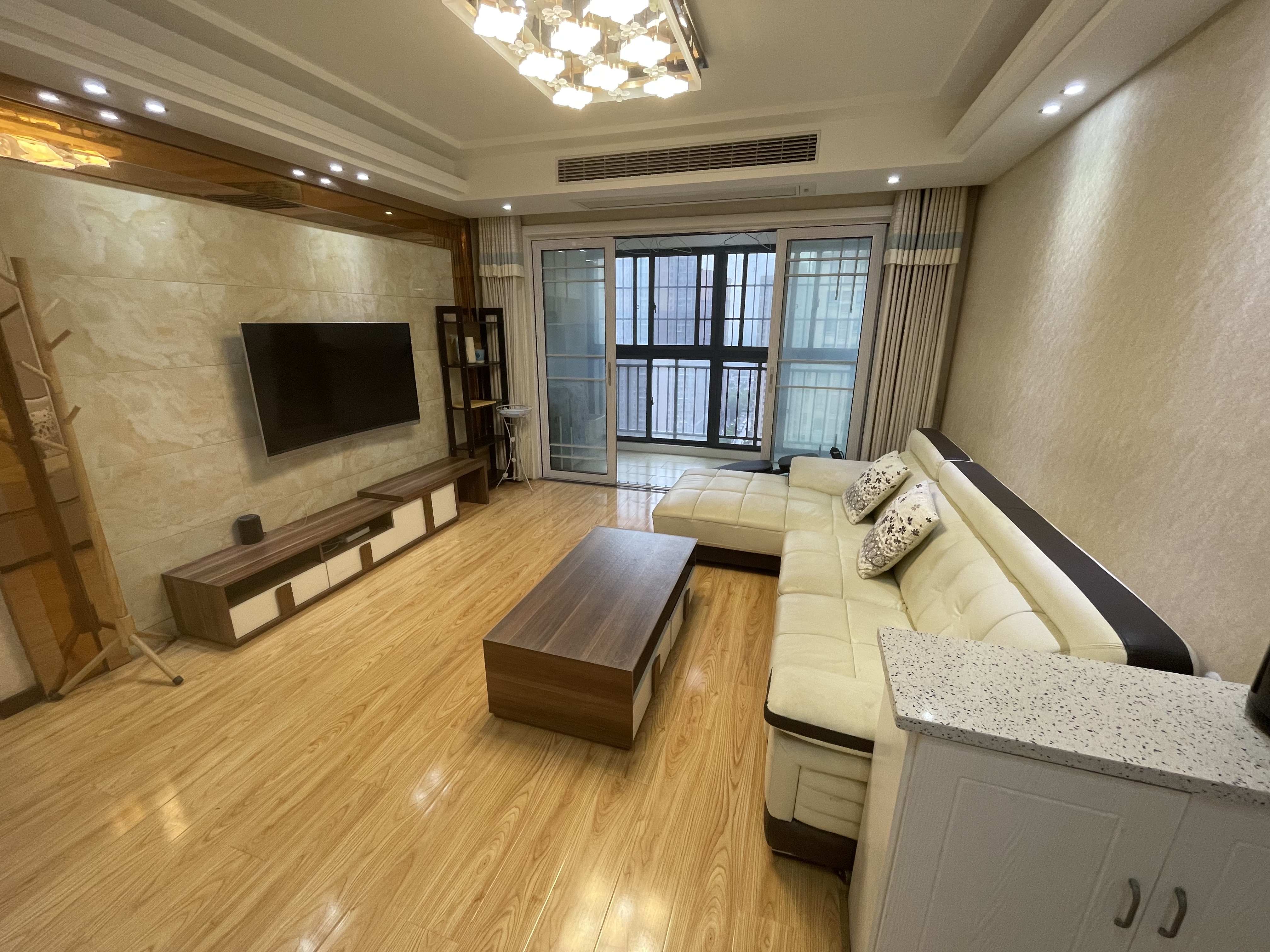 和合国际四期 精装修  带暖气片  三房两卫  很通透