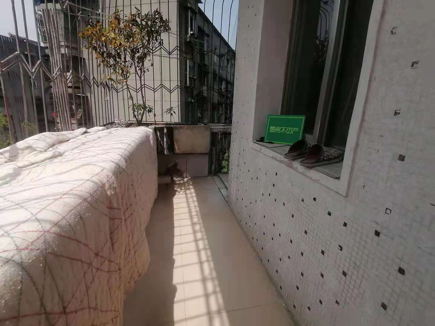 大洪小区中间楼层精装修证在手， 付9万