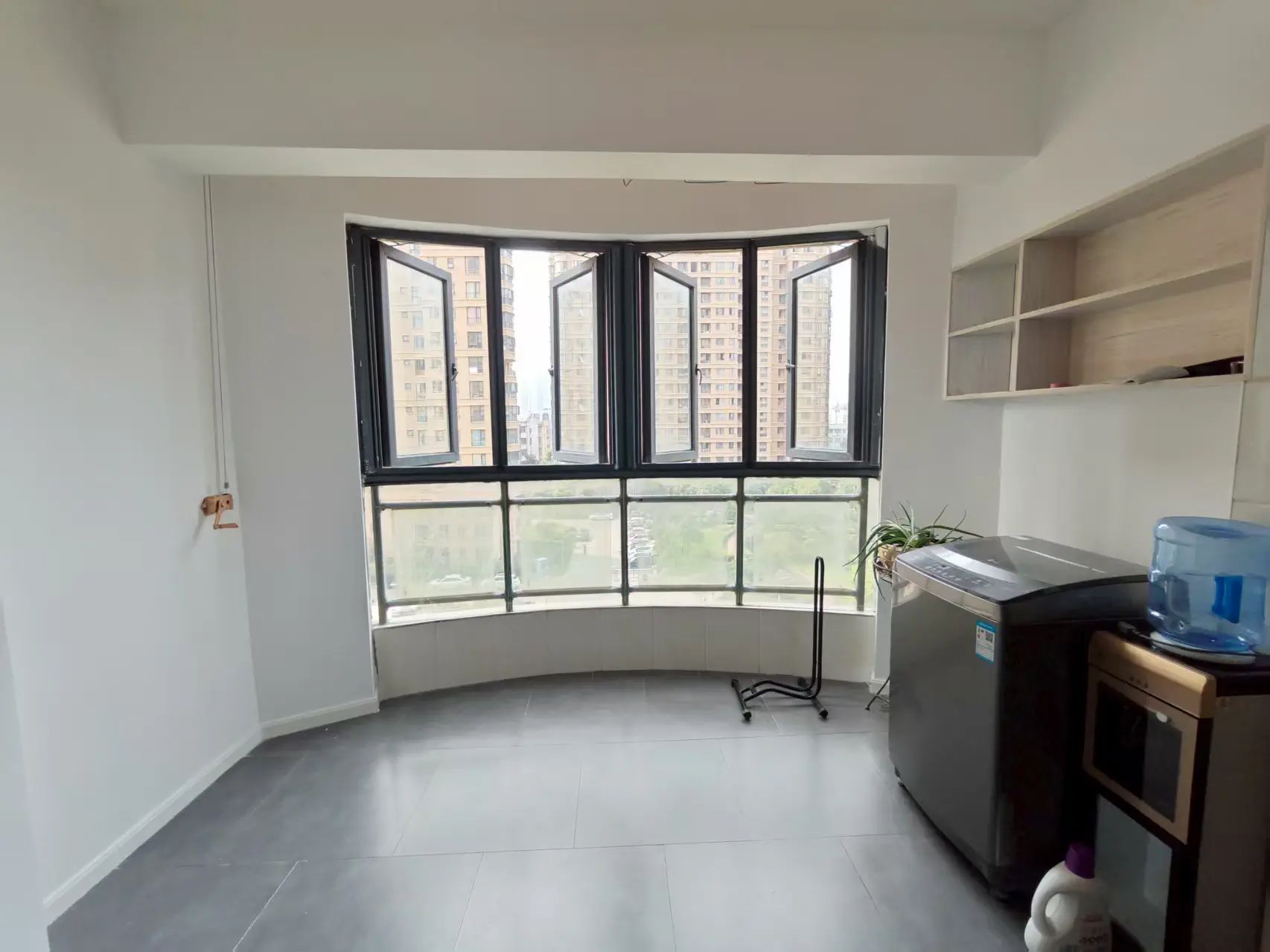 城东流潭公园旁，公园世家精装三房，同小区性价比高，证件满五税费低，诚心出售