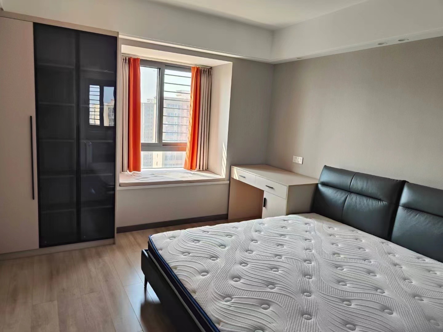 房东亏本出售，新二中对面，全屋暖气片，家具家电全送，证满二