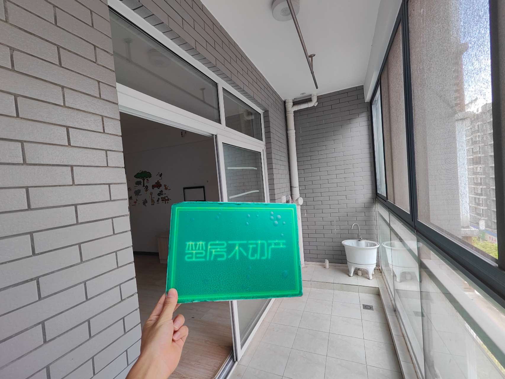 买它准没错了，东边50米三中，西边100米惠优谷幼儿园，往北300米沔小！汉江景苑小高层非常稀缺的精装三房两卫，