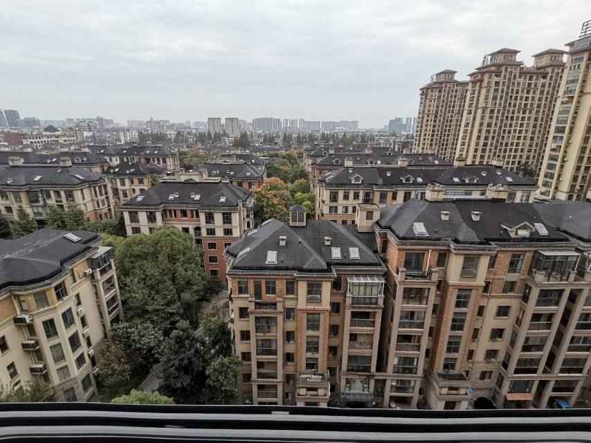 急售…绿地华庭天然氧吧，上下分层两户进出，产权面积254平米，使用面积315平米。