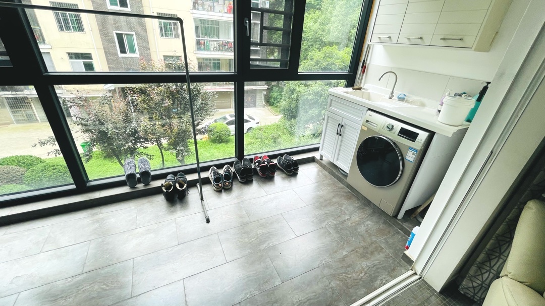 仙桃一中旁，大边户，全屋暖气片，品牌家具家电，带一个车库，好停车，