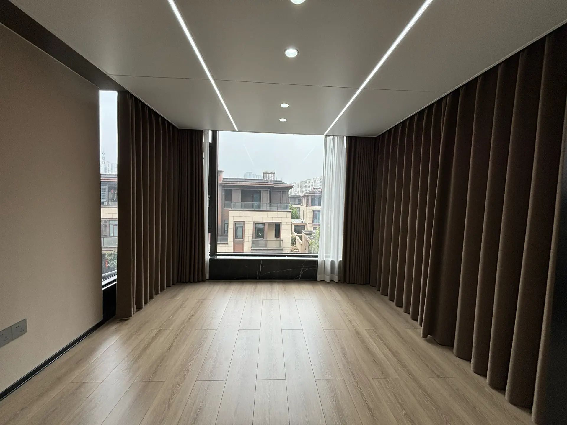 诚心出售，祥生观澜府，联排别墅，9.9成新，豪装，入住3个月，证满二