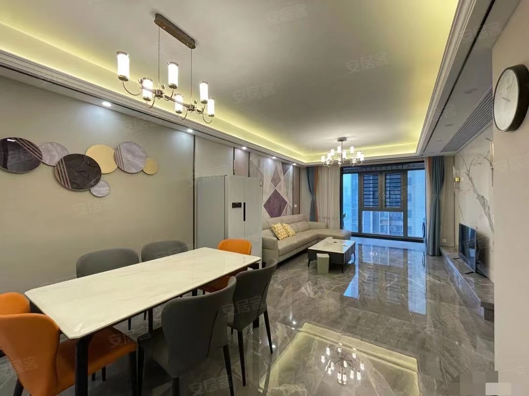 49，城南新三中旁 ，全屋定制衣柜➕左右沙发 ，全新精装三房， 证件满二，中间楼层