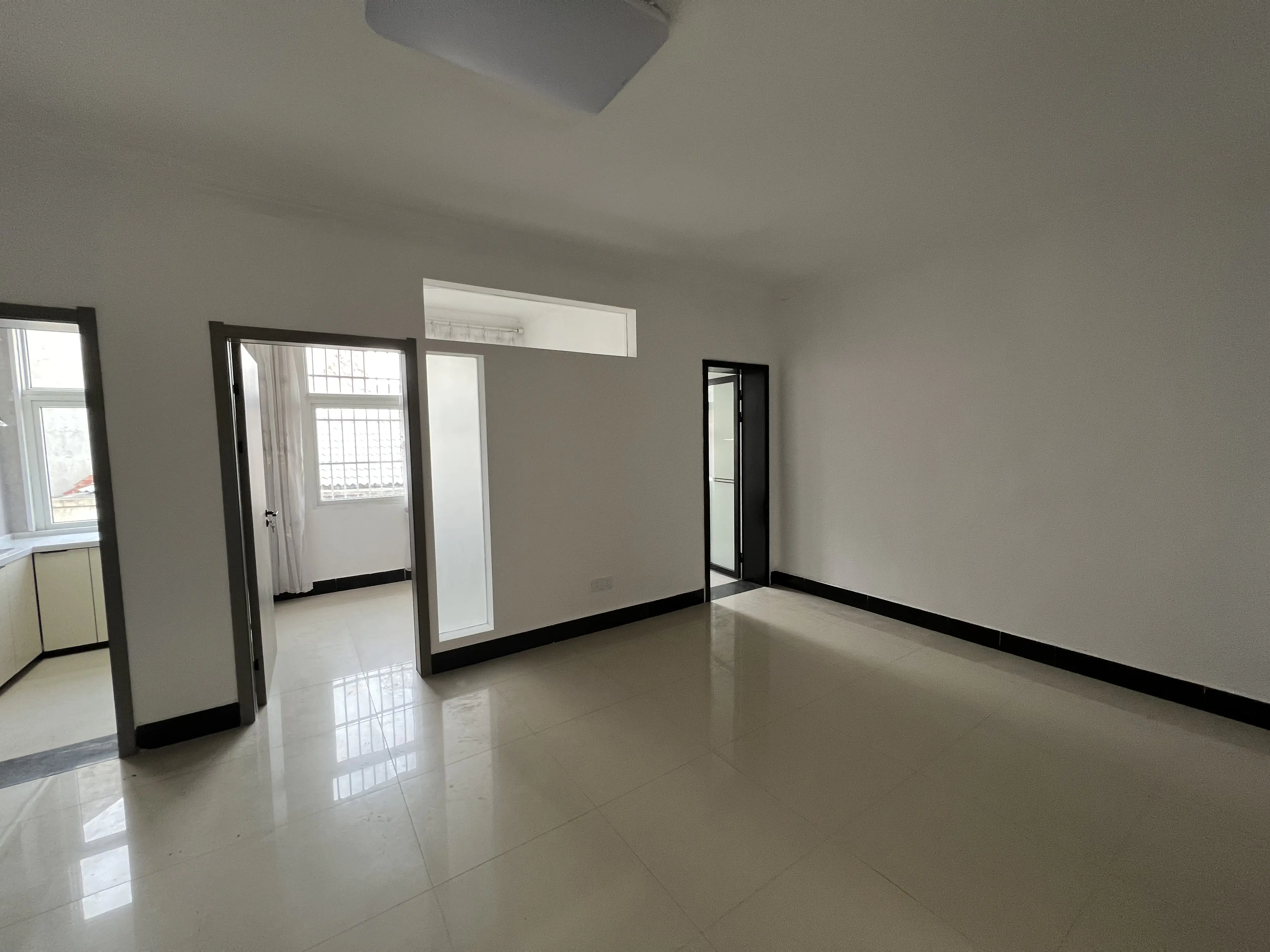 鸿晧苑小区2室2厅已装修房屋保养不错外观成色很新，优价出售！