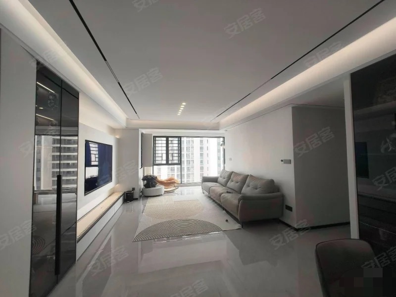 城南，吾悦广场，精装大三房，边户，好楼层23楼，大阳台，诚心出售