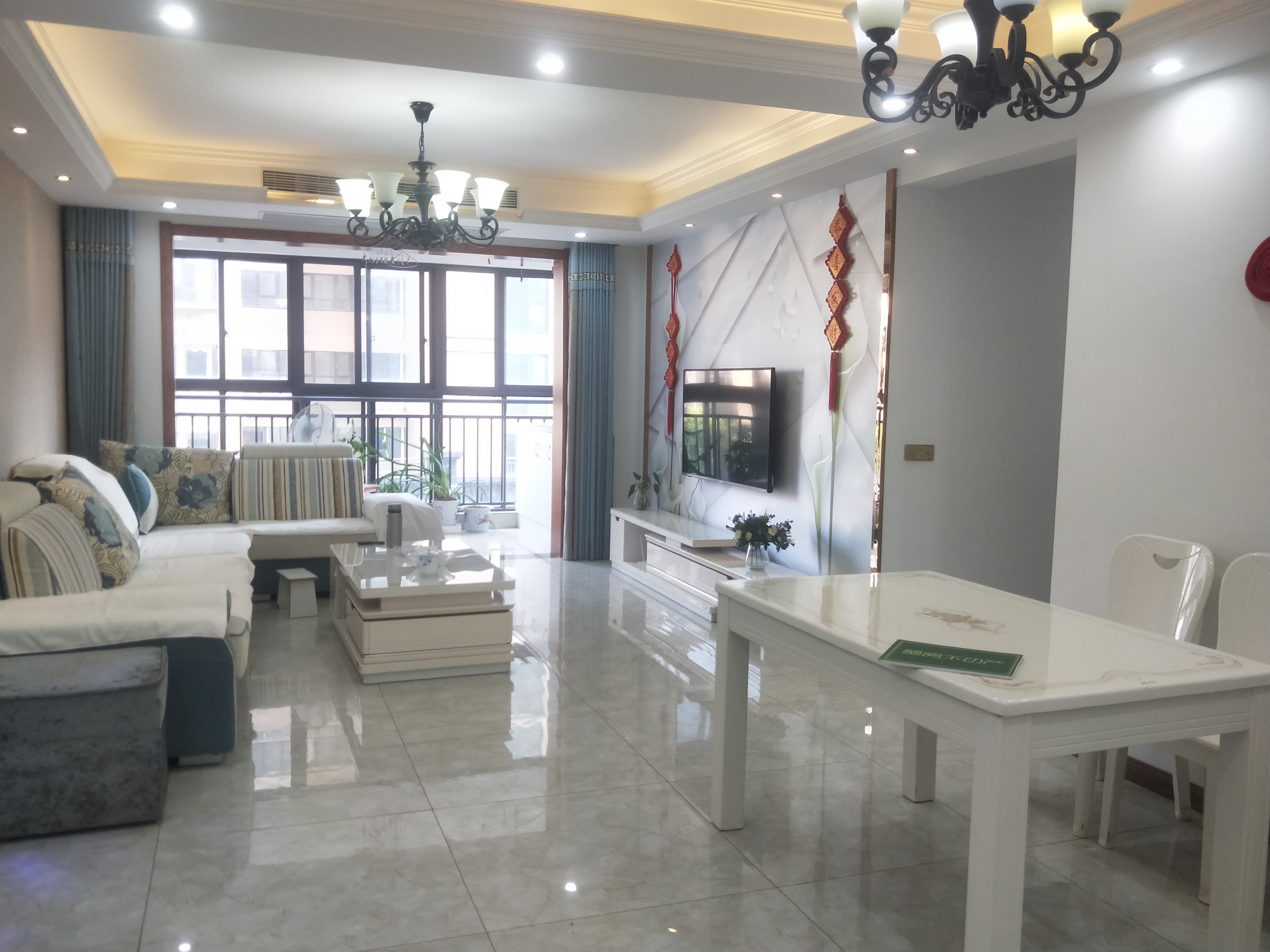 沔阳公馆精装三房，证件满二税费低，家里成色很新！