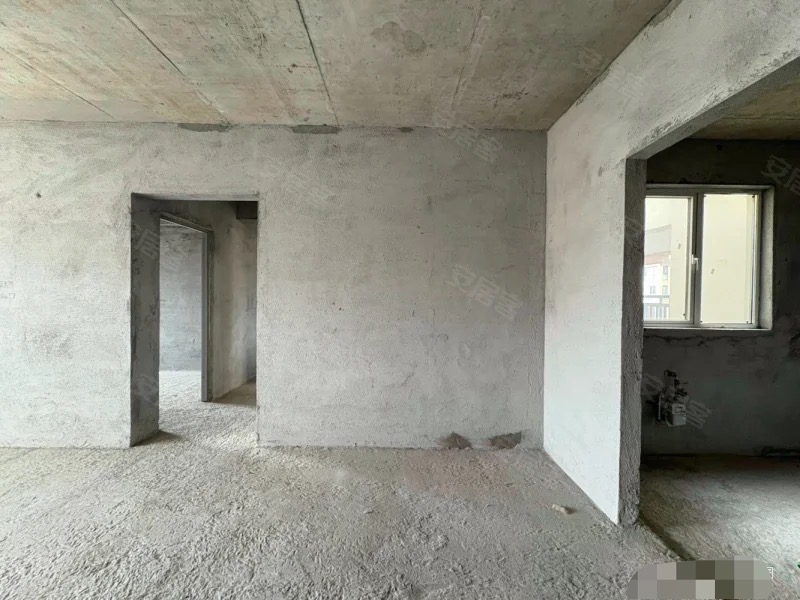 城南，蓝天白云，好楼层，毛坯三房两卫，证满二，业主急售！