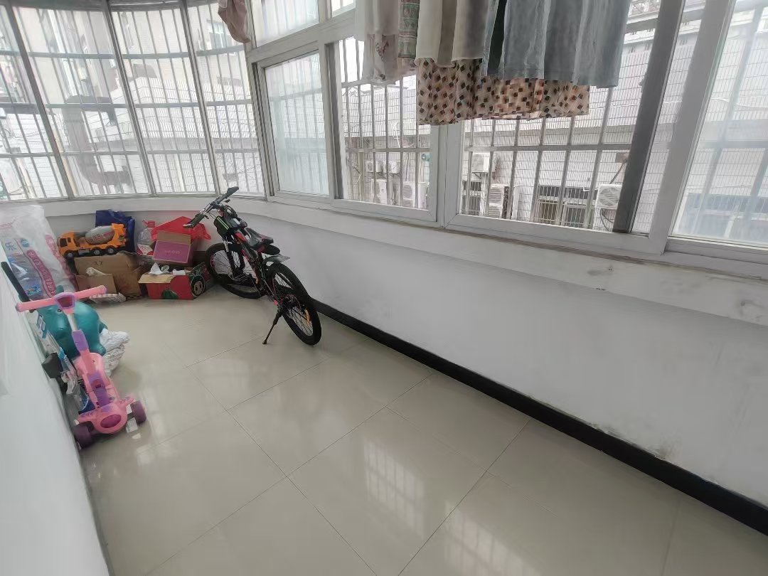 复州花园.精装三房.房子成色新.证件满二.看房方便