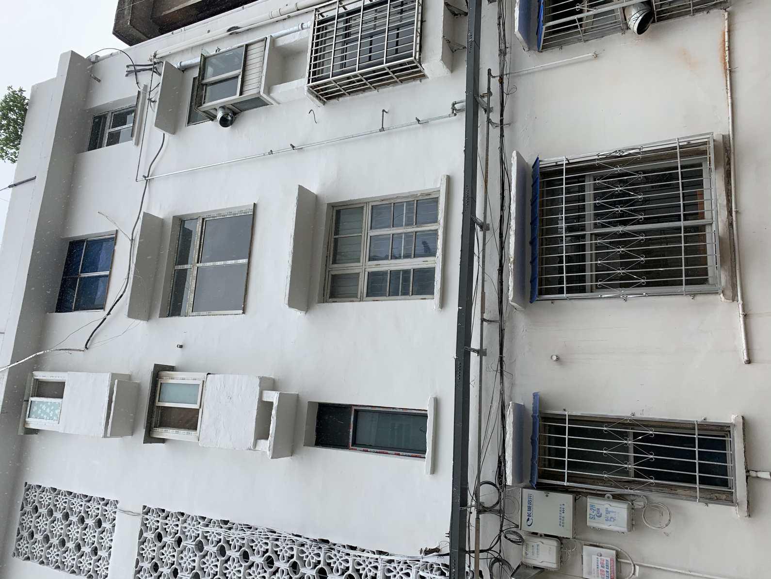 龙华山酒店东边20米处，五交化宿舍，70平，老证