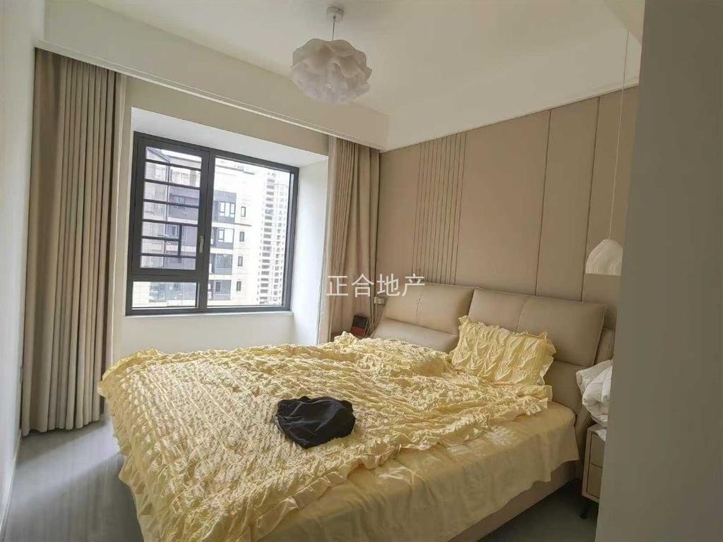 亏本急售，森林国际北苑，精装三房，中间好楼层，证满二，户型方正