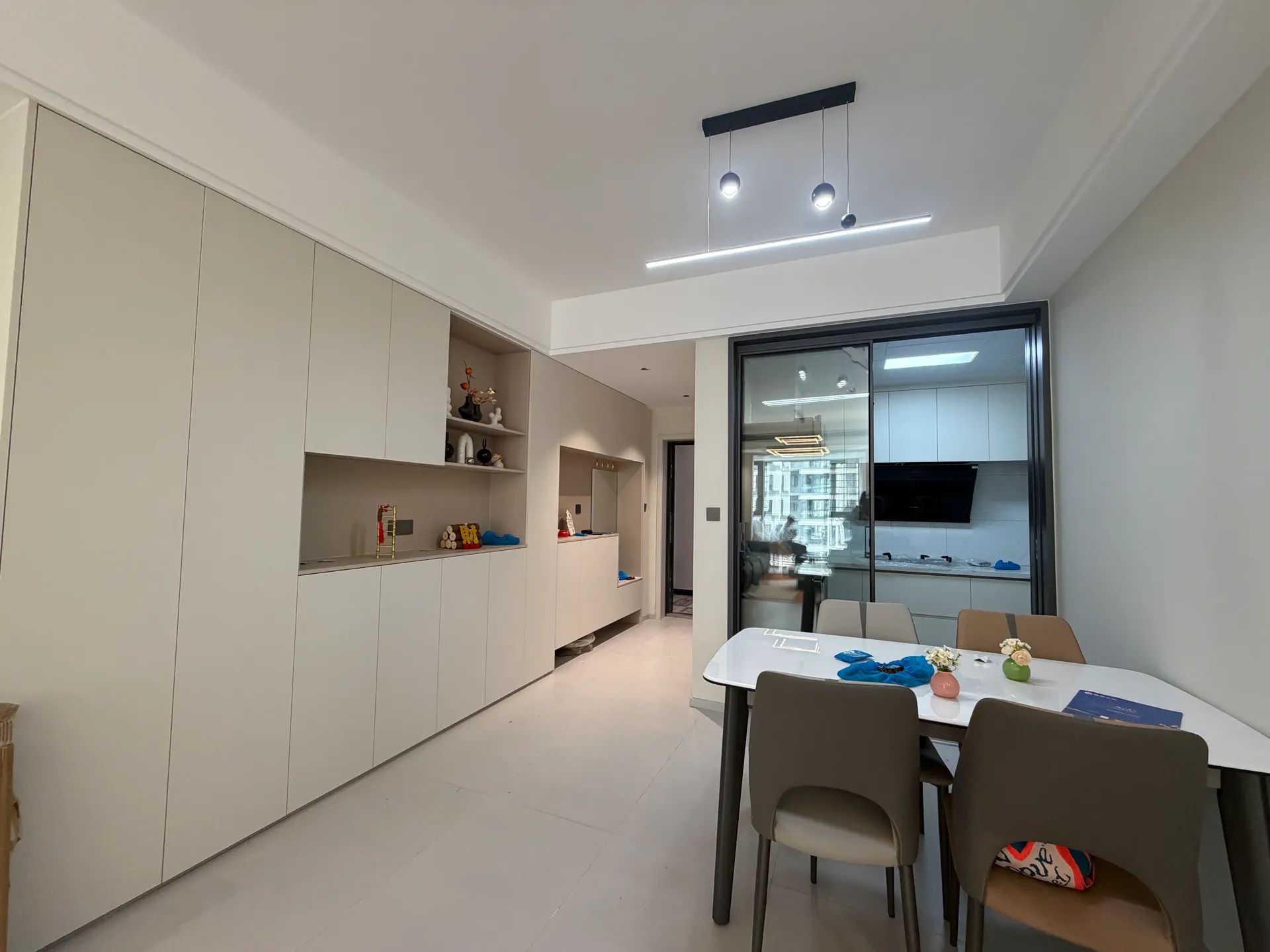 双书包，风和日丽，精装三房两卫，全新装修家，家电齐全，证满二带车位。