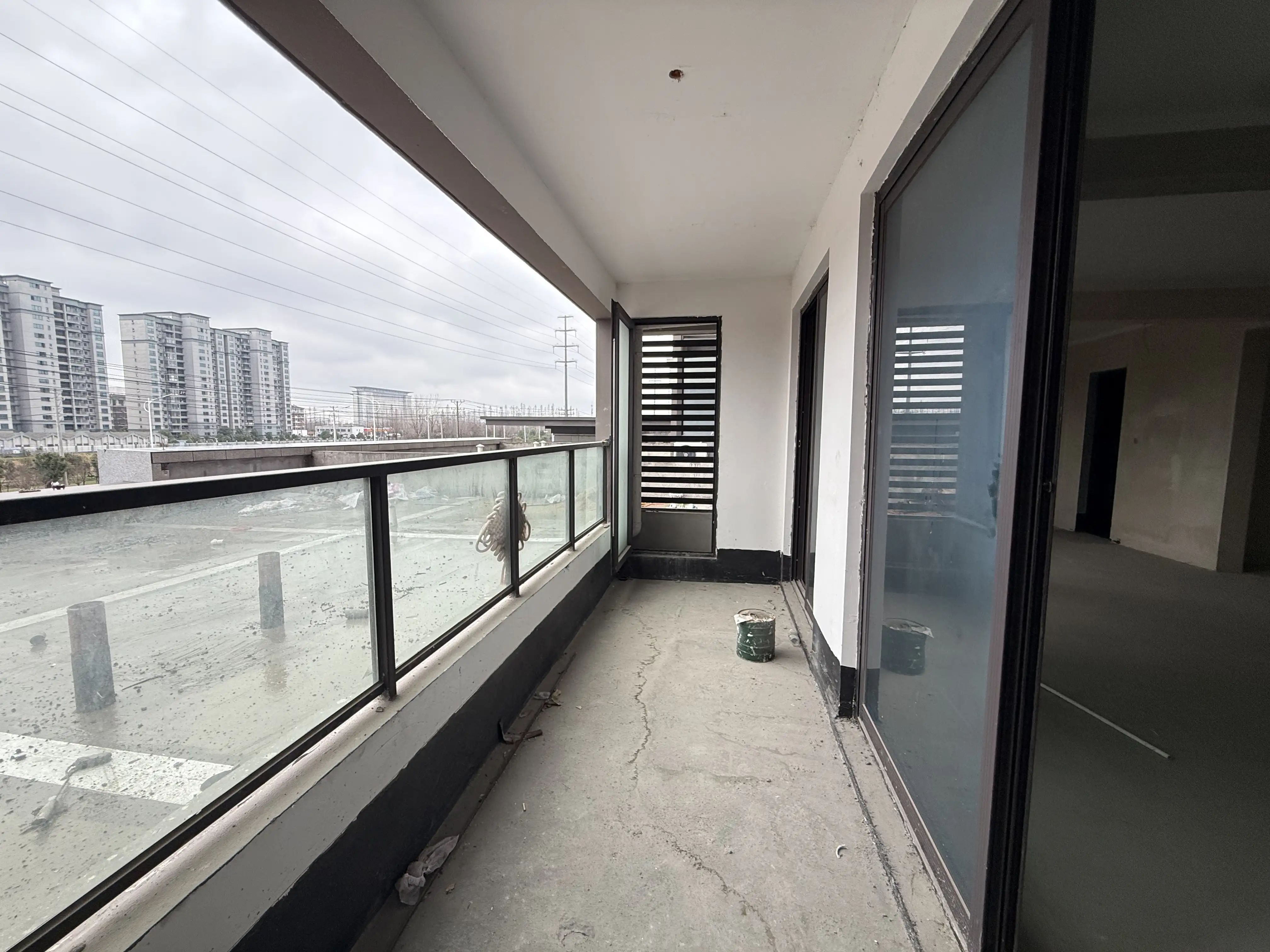 城南，吾悦，送露台，毛坯3房2卫，有证，看中可谈