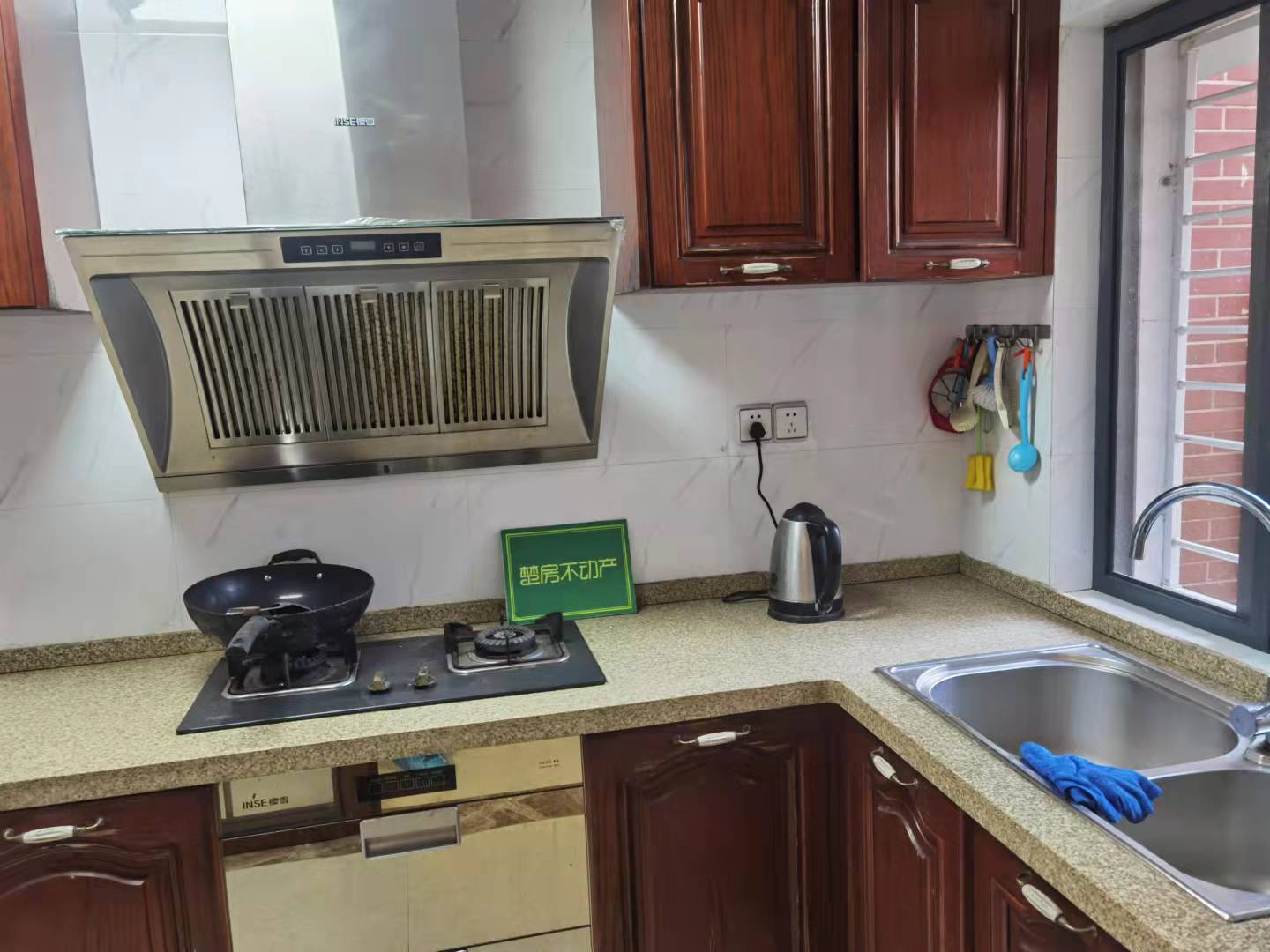 西郊庄园乡野别墅乡村花园壕装联排别墅，一线水景，装修花了100多，养花养草可钓鱼