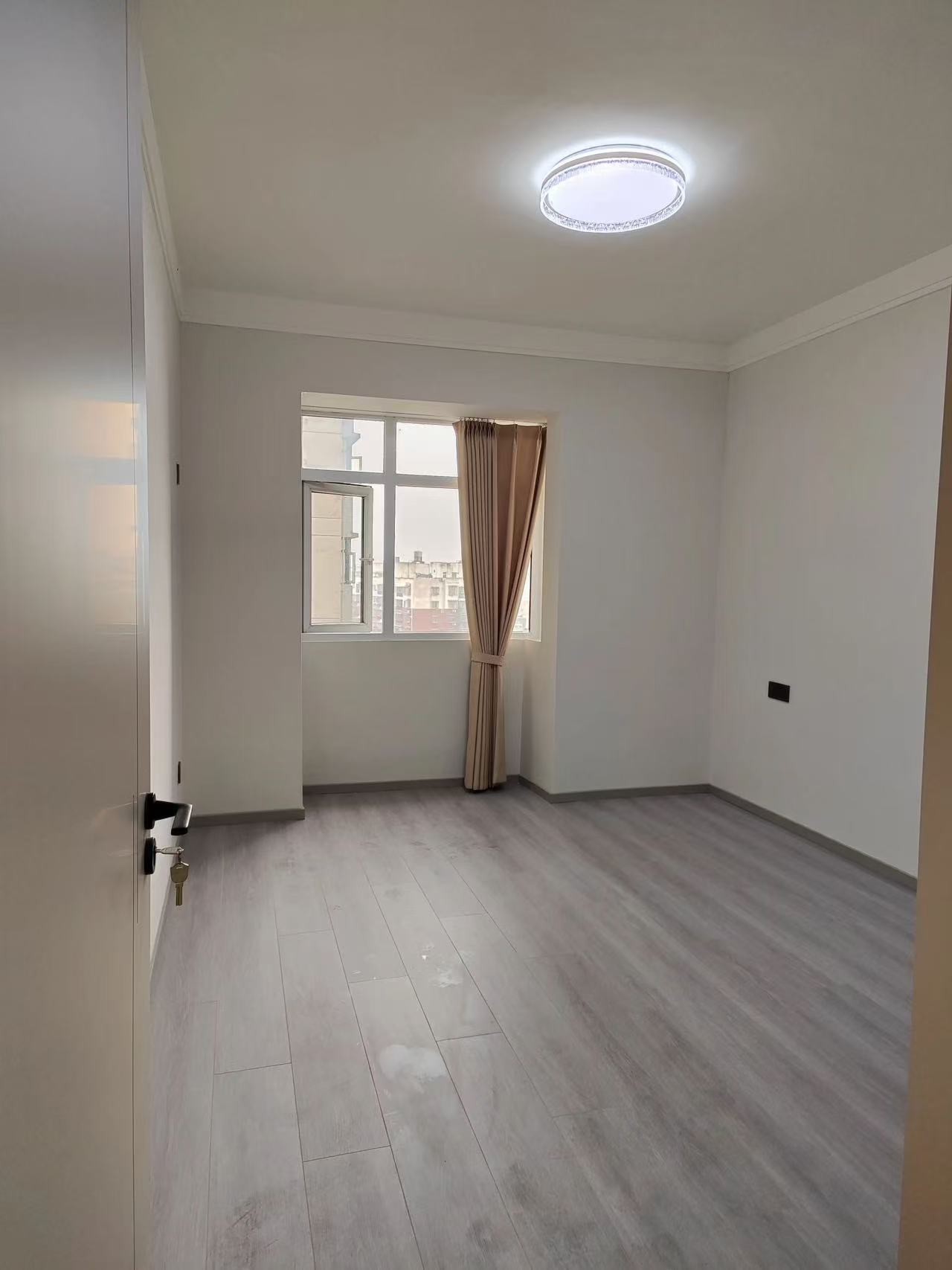 降价了，商城老三中附近，三合鑫城，单价4字头，全新精装4房，中间楼层，诚心出售，看中可谈