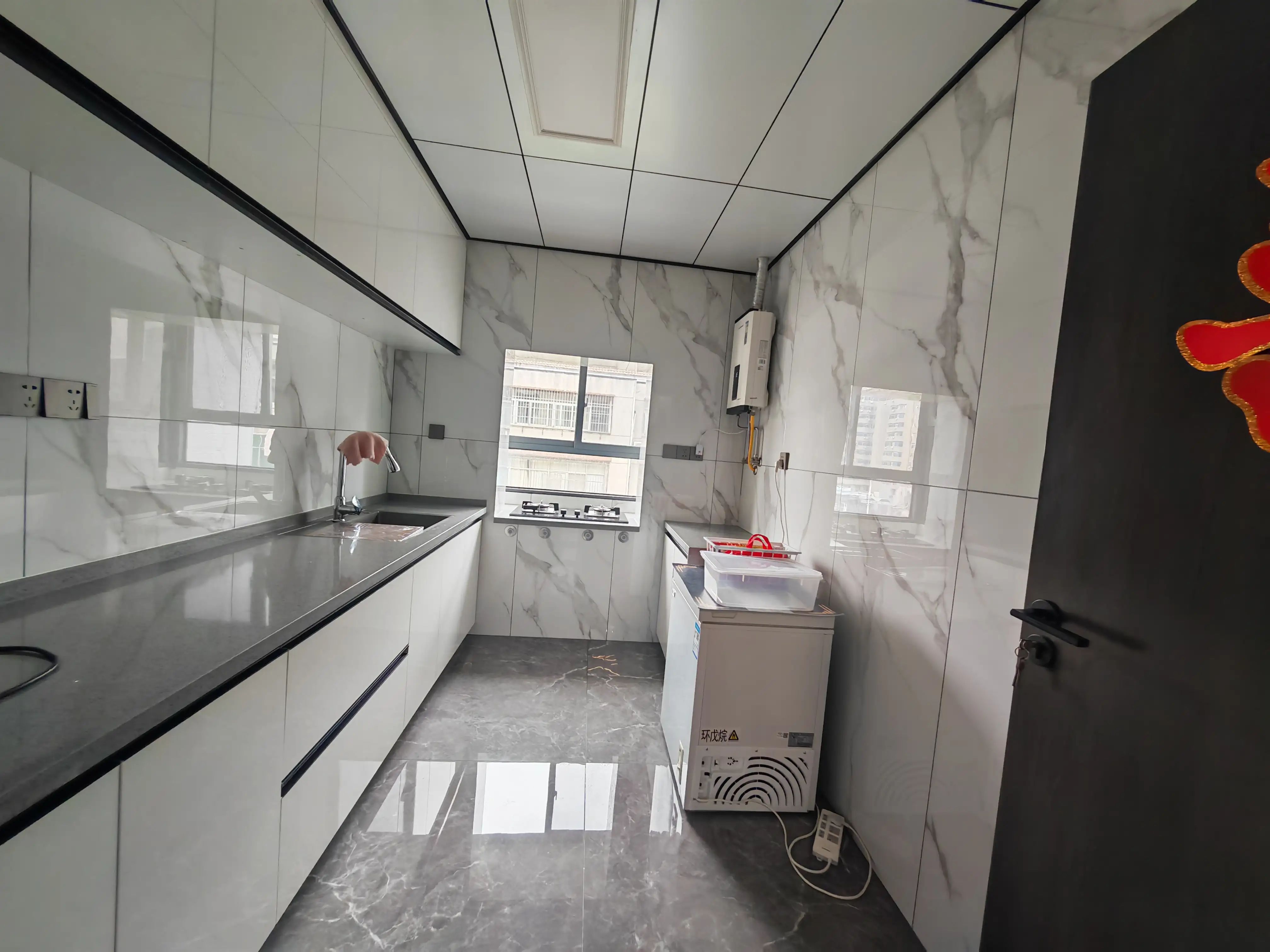 城南，北苑旁，电梯5楼，精装四房二卫，送大地下室，二个大露台