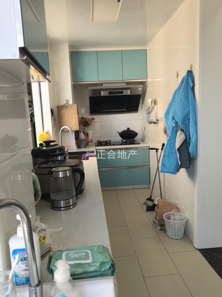 城东，精装三房，装修成色新。电梯小高层，好楼层，单价4860，满五