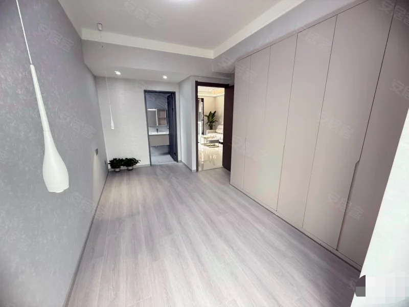 降价了，诚心出售，新妇幼对面，电梯中间楼层，精装三房二卫，新三中，证件满五，过户费便宜