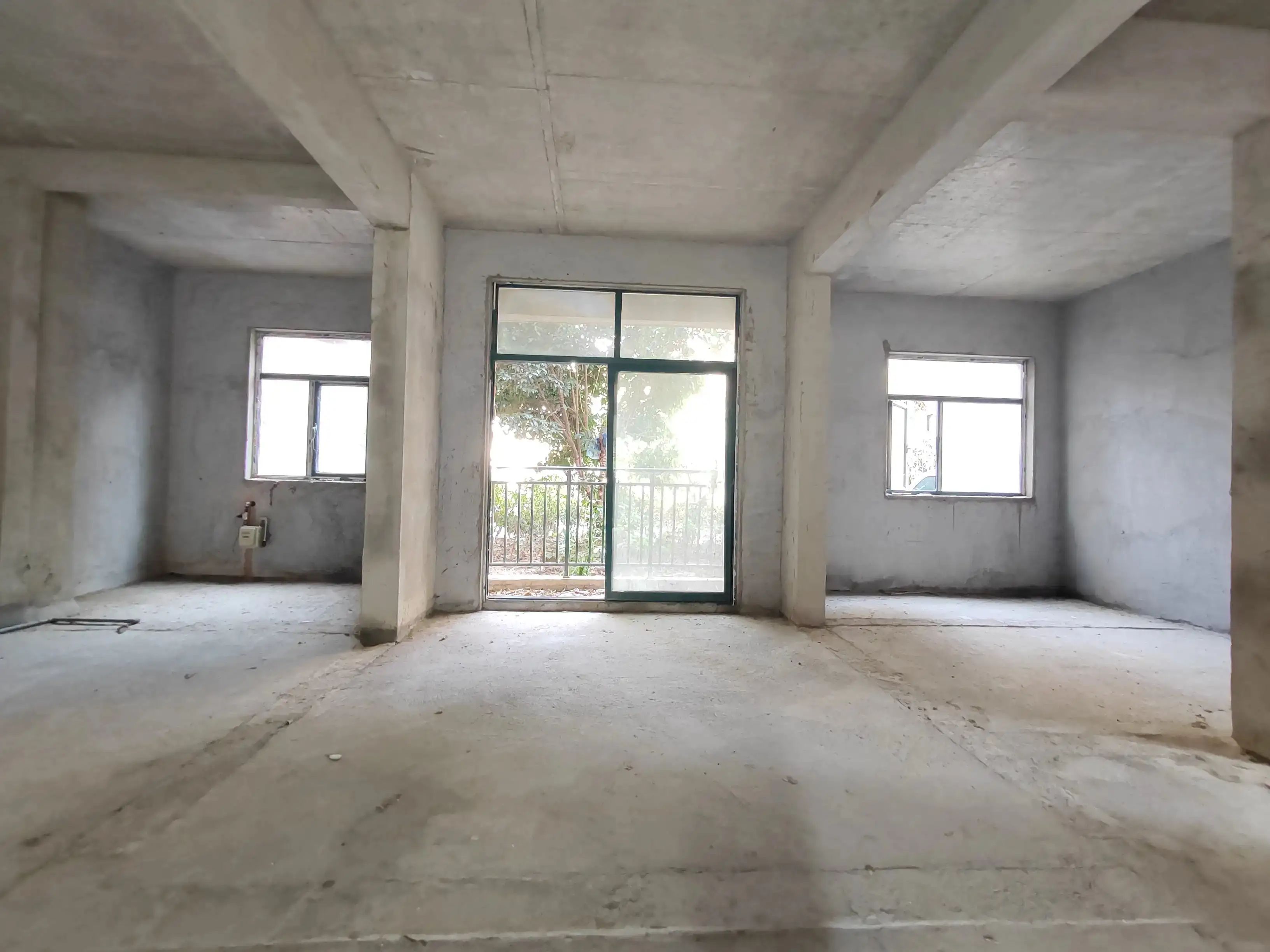 城南，新街，​洋房，一‮带楼‬院子​，南北‬通透，单价3300​，诚心出售