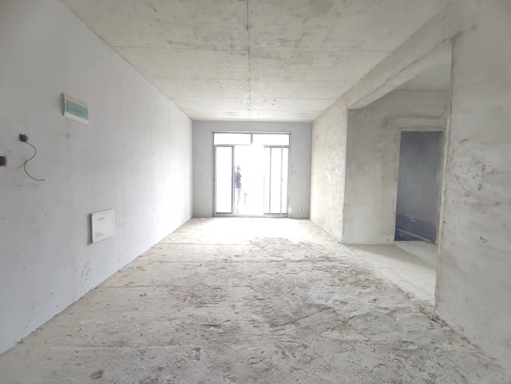 环球广场.毛坯三房.中间楼层.看房方便