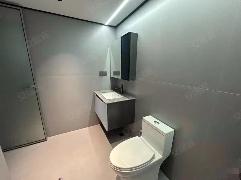 捡漏，绿地香格里拉，精装好楼层，三开间朝南，开放式厨房加导台，全屋中央空调，大落地窗