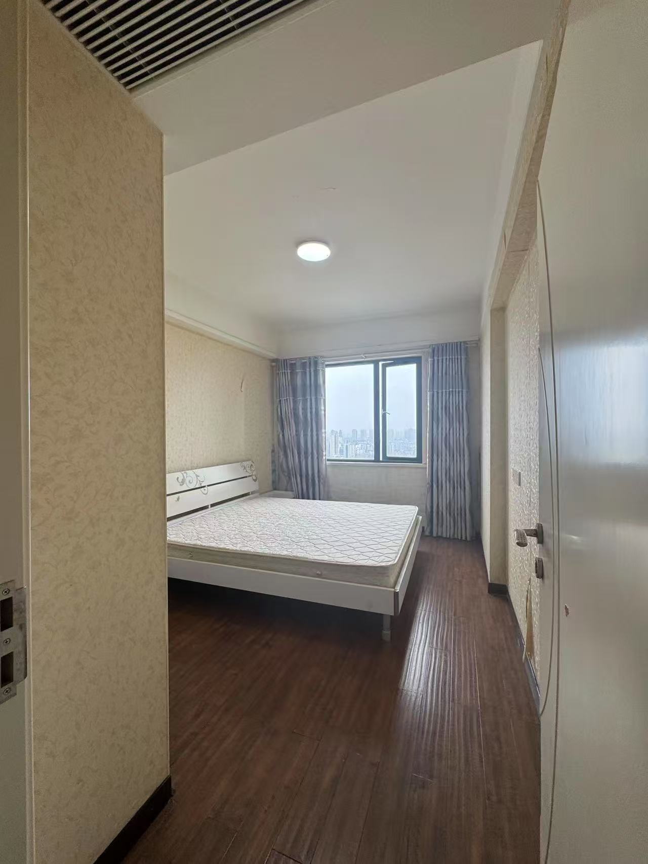 降价了，诚心出售，电梯房，单价不到3000，好楼层，速度来捡漏，精装三房