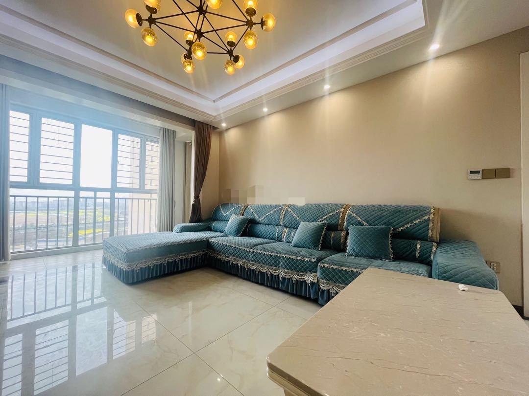 业主亏本出，城南沔阳。新三中旁，南北通透，双阳台，精装四房，证满二