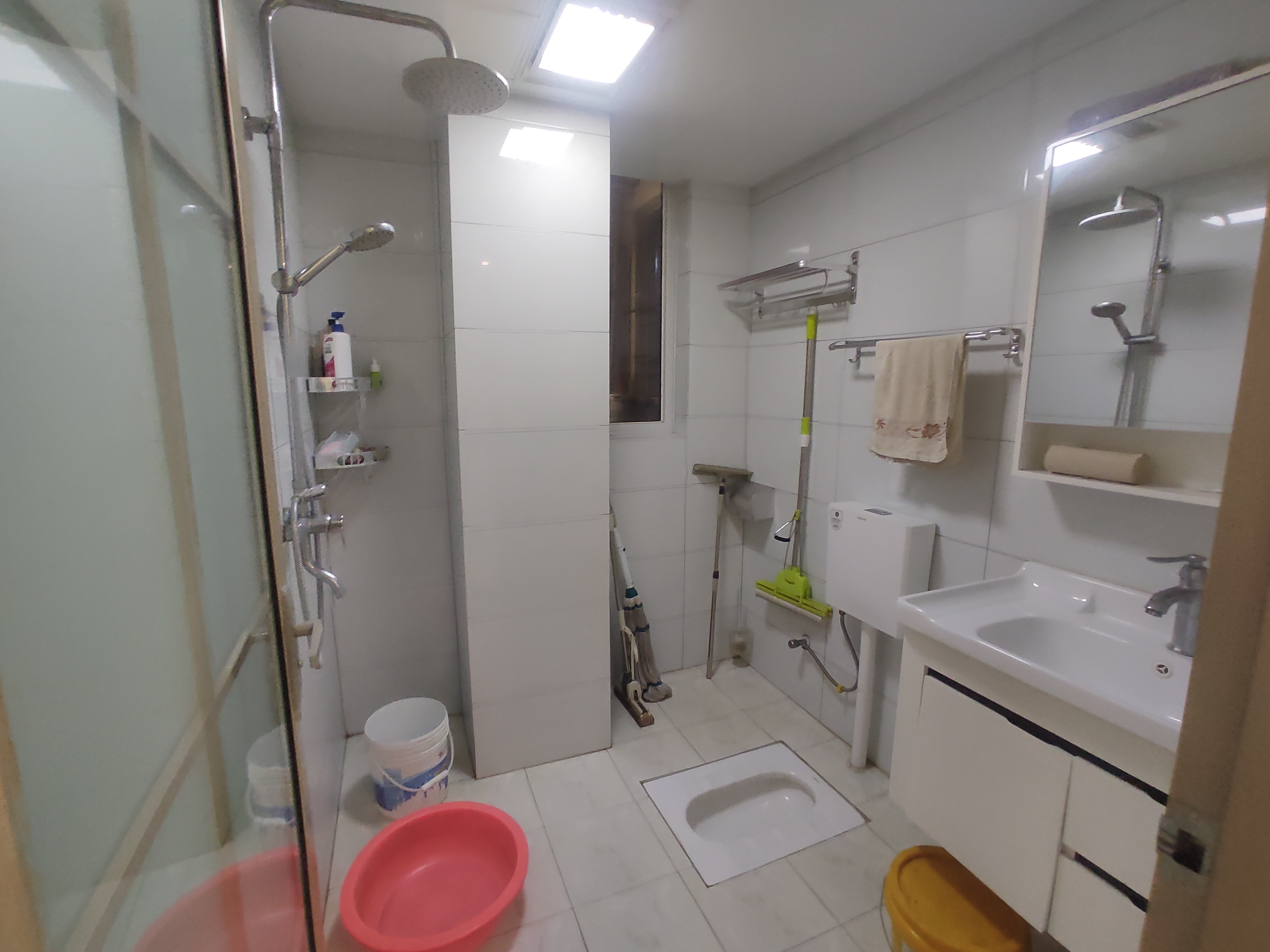 蓝天新城.精装三房两卫.房子成色新.小区环境好.证件满二.看房方便