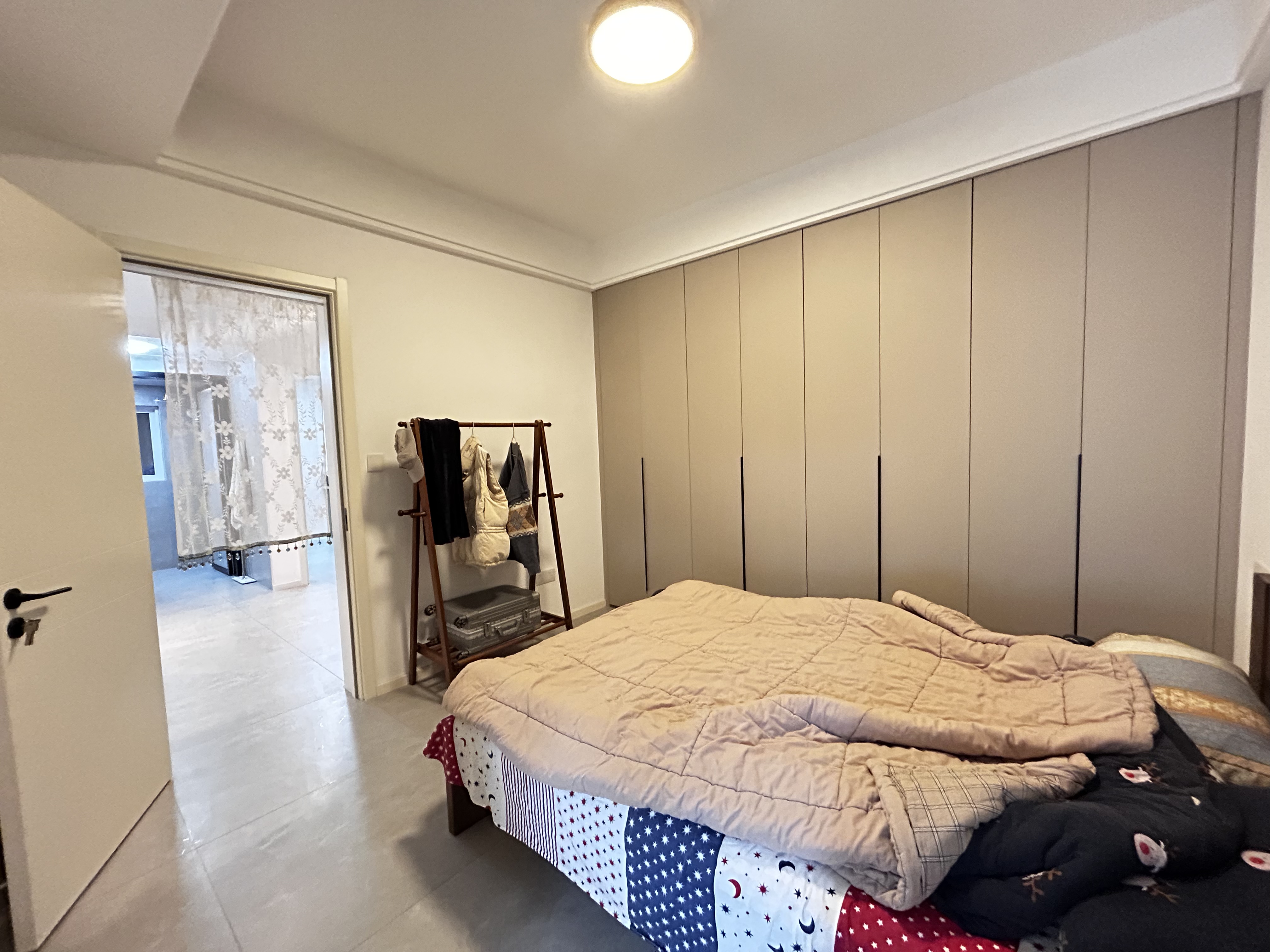 风和日丽，兑口新三中，五小，全新装修，业主是老师，因考虑卖房换大户型，忍痛割爱