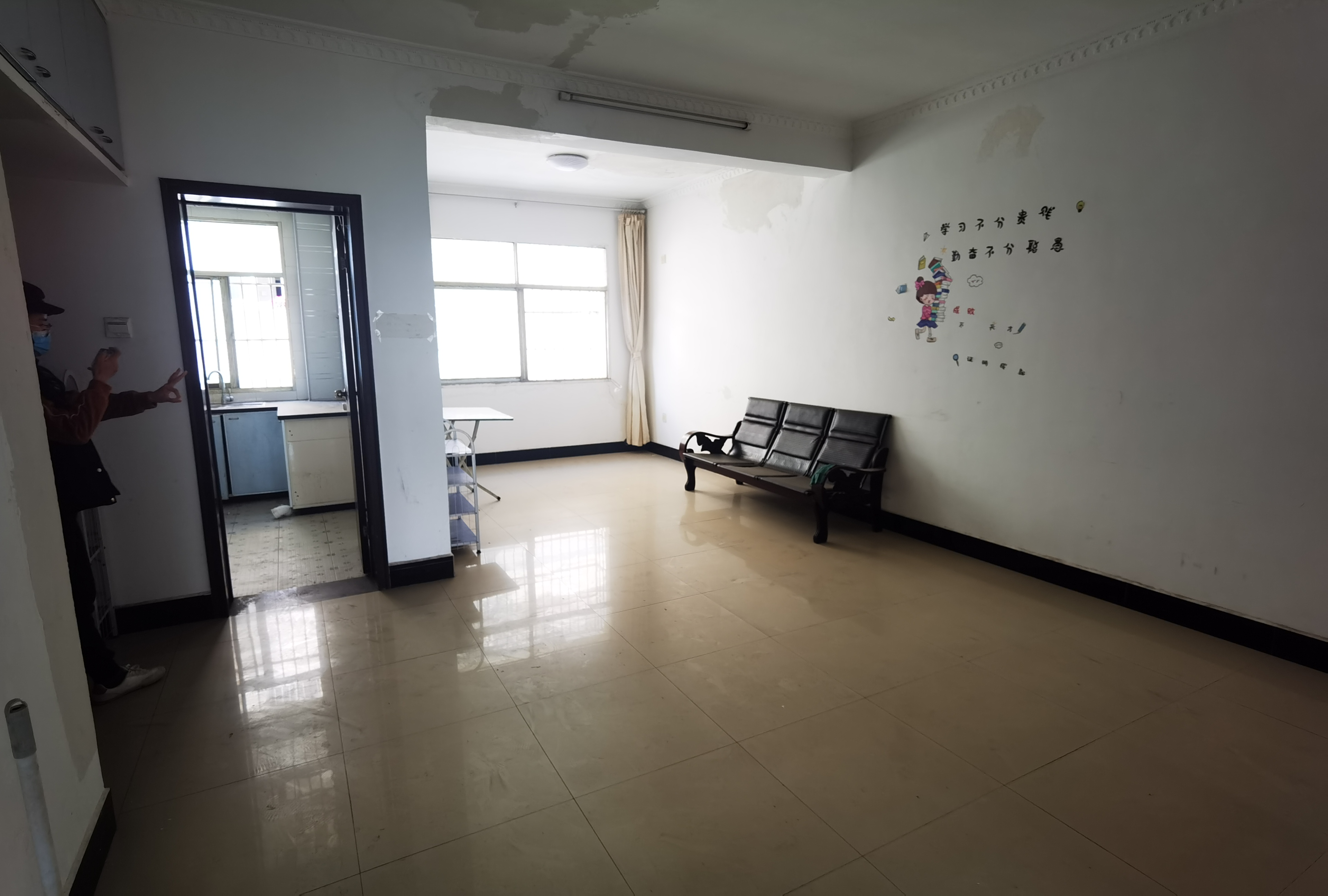 荆洪花园大两房方便看房业主诚心出售