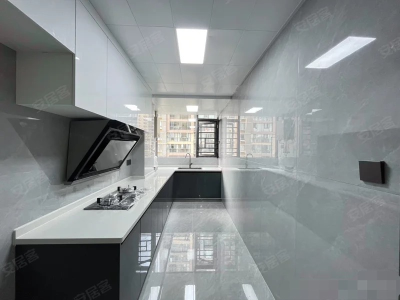 急售，吾悦旁，精装三房两卫，电梯8楼，朝阳xiao学元泰三中。一天未住