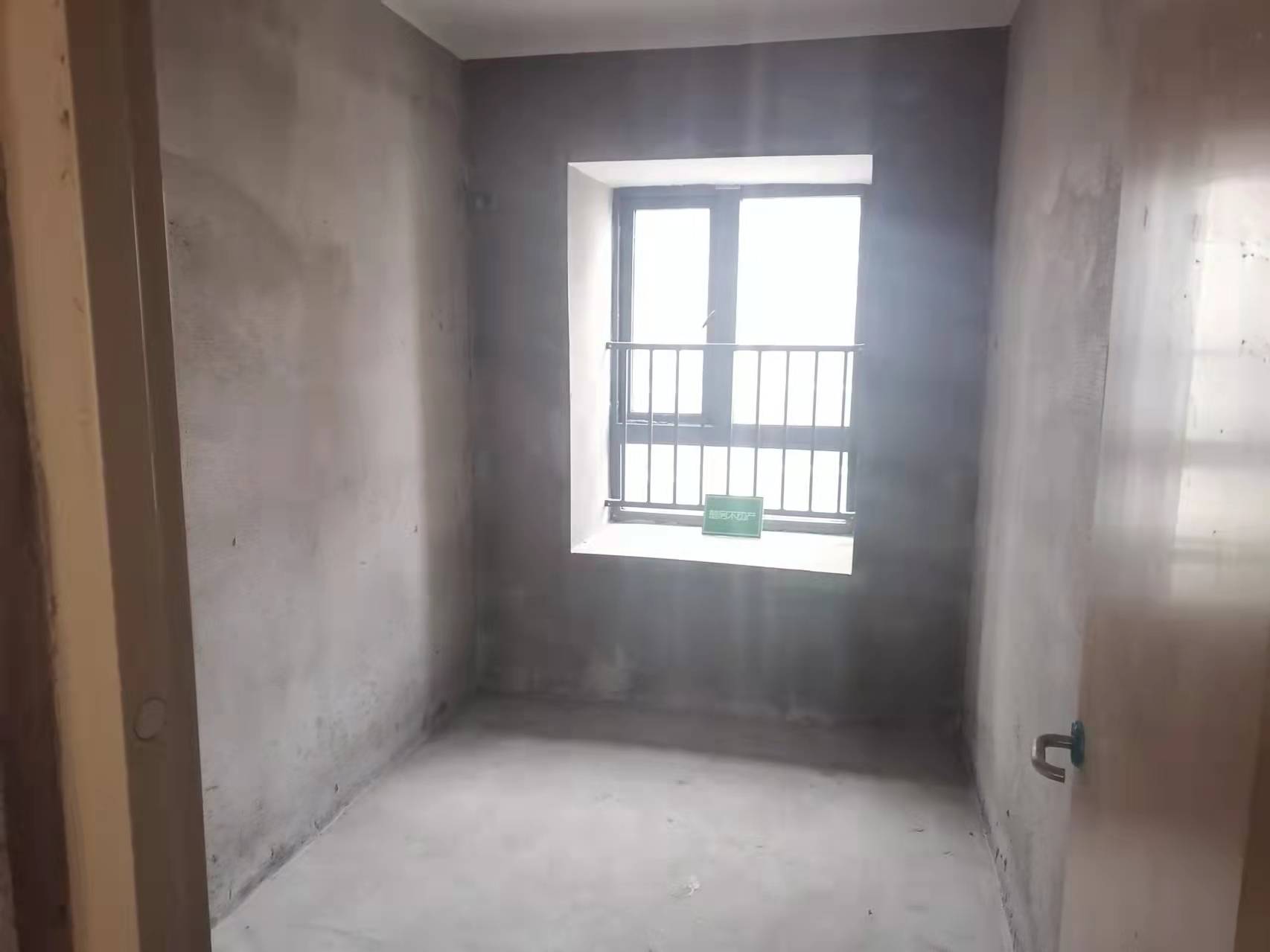 翡冷翠毛坯大三房南北双阳台餐客一体通透中间楼层前后无遮拦诚心出售可以按揭，看房方便