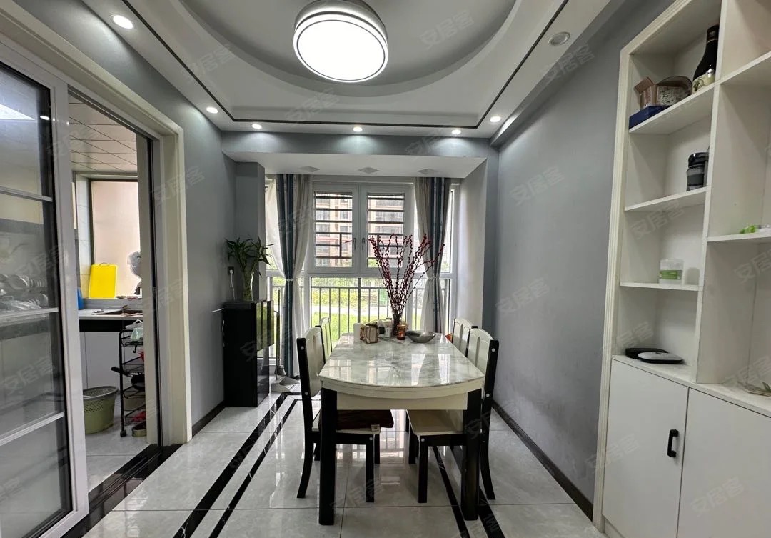 74，降价出售，城南南国明珠精装四房，装修九成新，手付2万单价4900，证满2