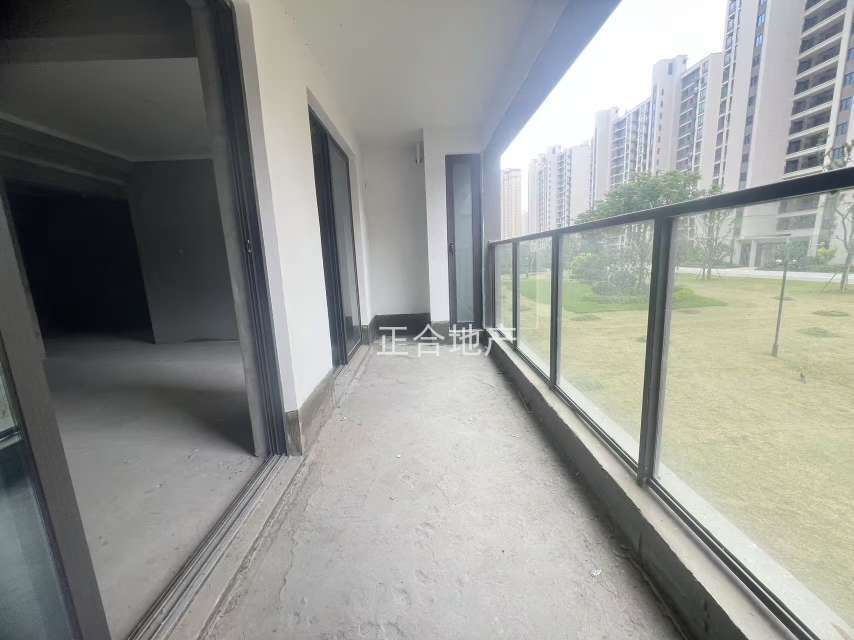 捡漏，吾悦广场，54万送车位 ，现房，不是一楼顶楼 ​，单价4900