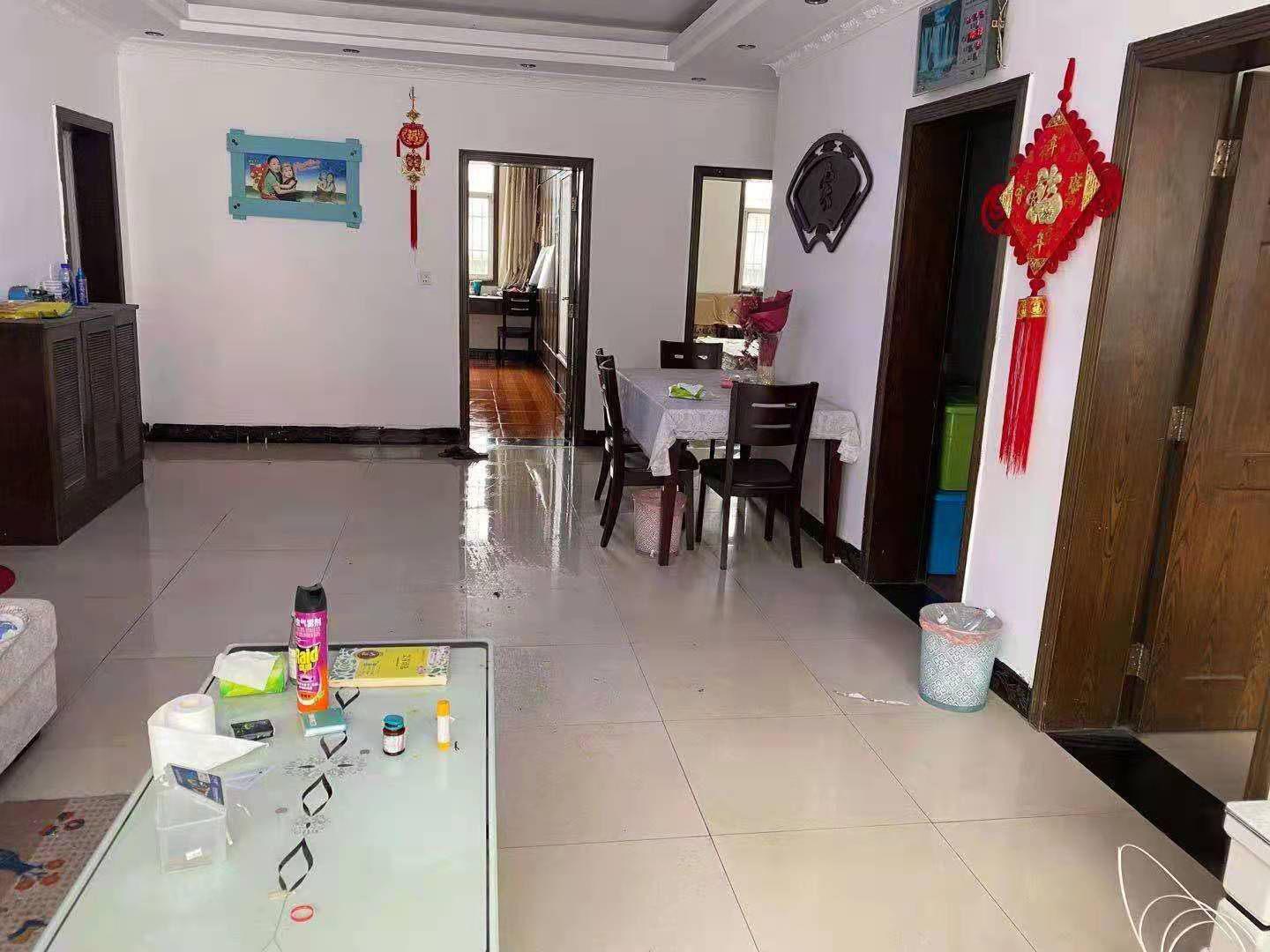 地富小区36万元104㎡3室2厅2卫，小区停车方便！