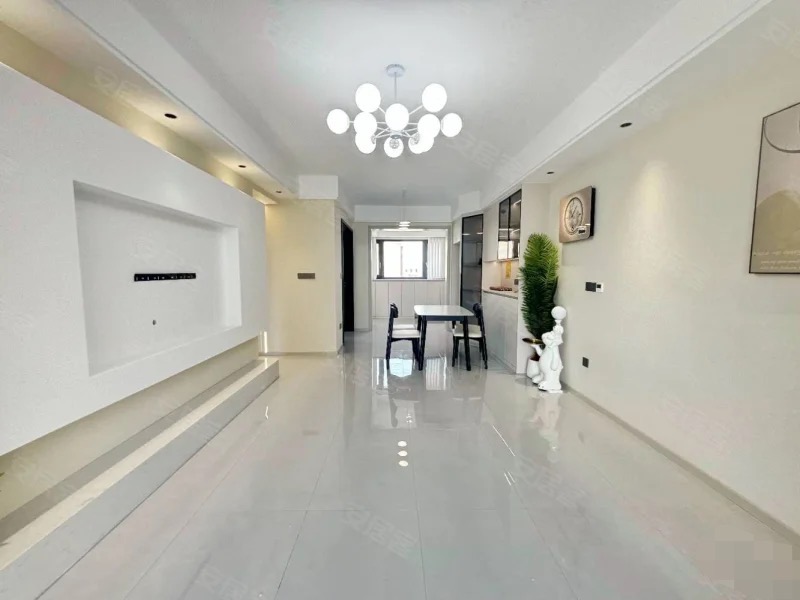 城东，次新小区，全新精装，三房两卫，边户，南北通透